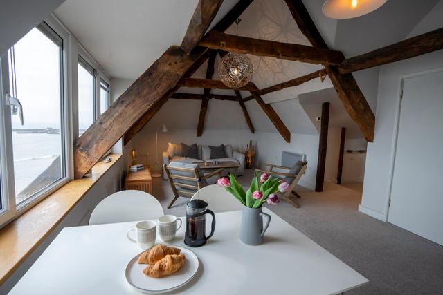 Lounge dining room seaview