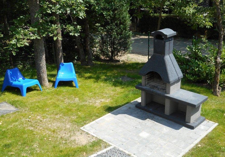 De omheinde tuin met BBQ