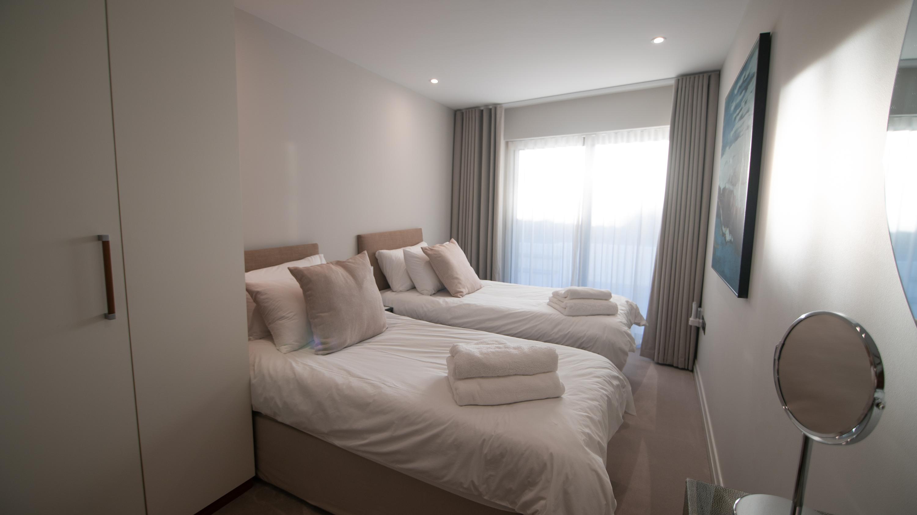 Twin guest bedroom with en-suite