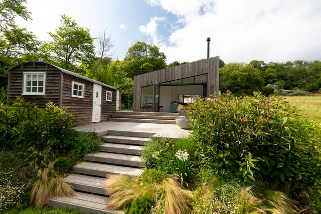 Shepherds hut bedroom & summer house cabin 