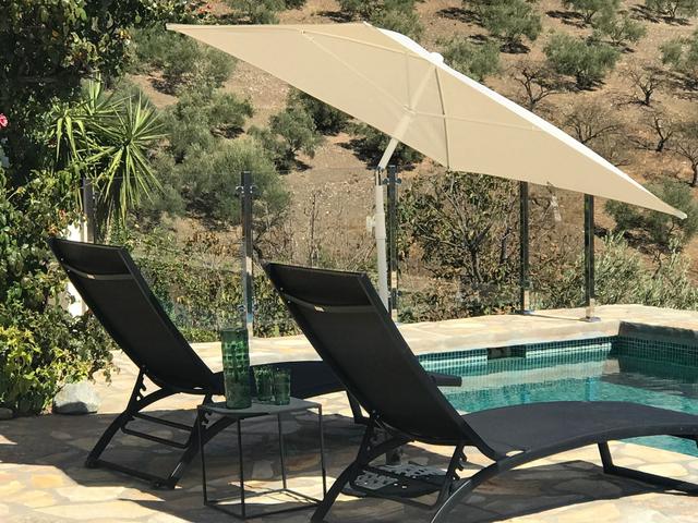 Ligstoelen bij het zwembad