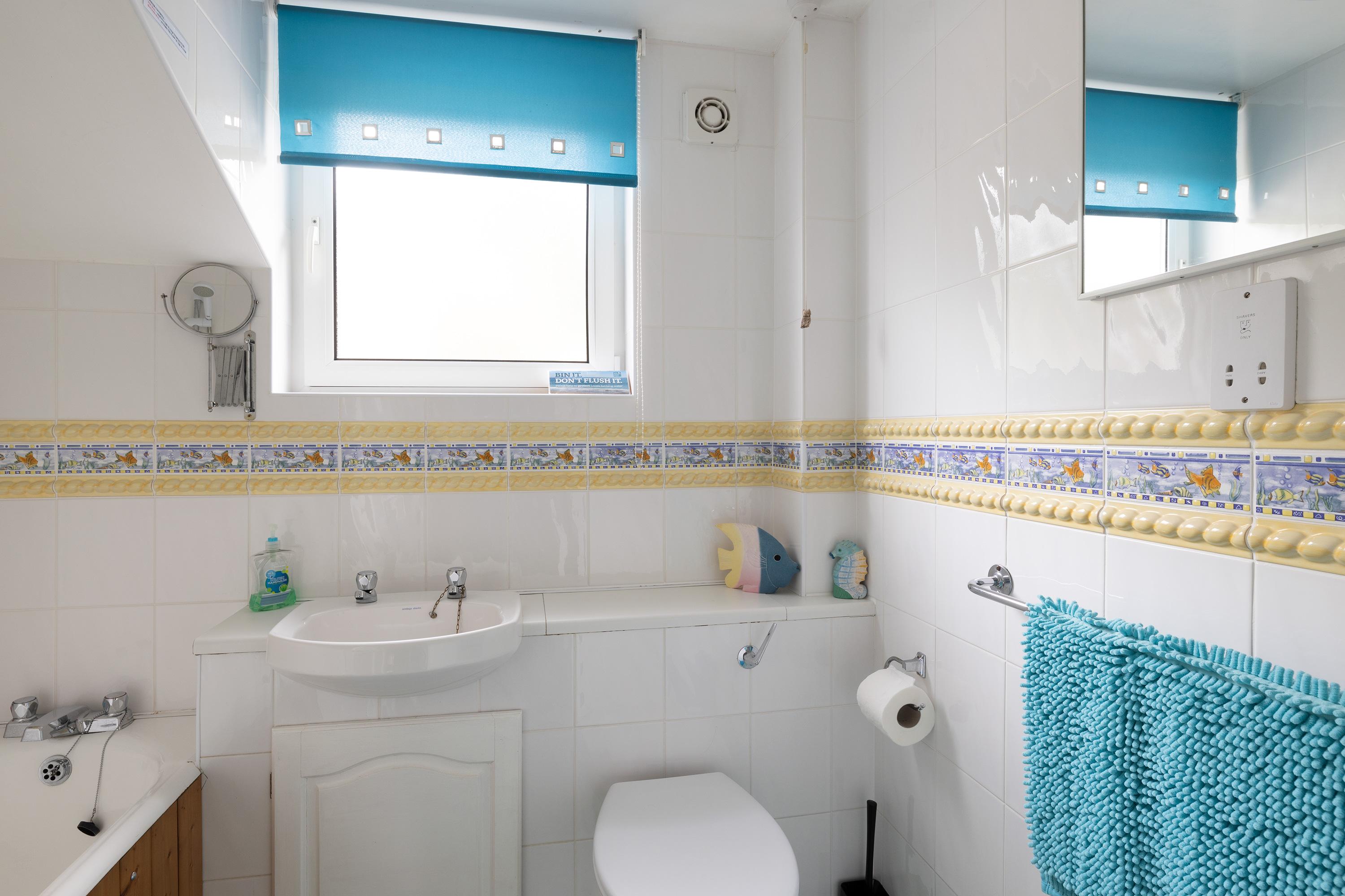 Sea-side bathroom at Sea Scape