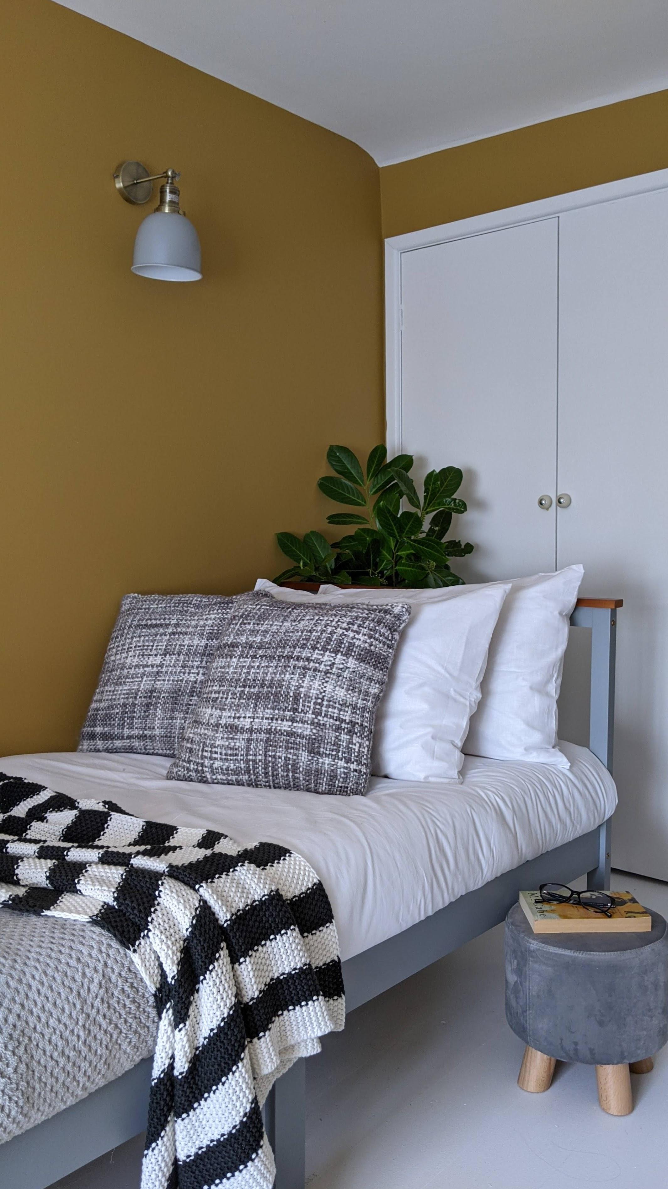 Second bedroom refurbished to high standard twin bedroom of this holiday property in central Lyme Regis with vies an sounds of the river whilst sleeping. Tranquil and relaxing two bedrooms sleeps up to four persons.