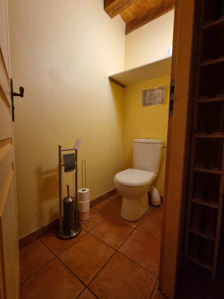 Apart toilet