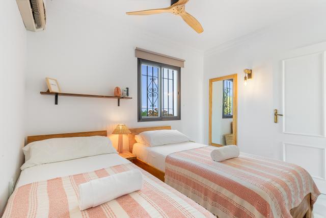 Bedroom downstairs: Casa Joya Nerja