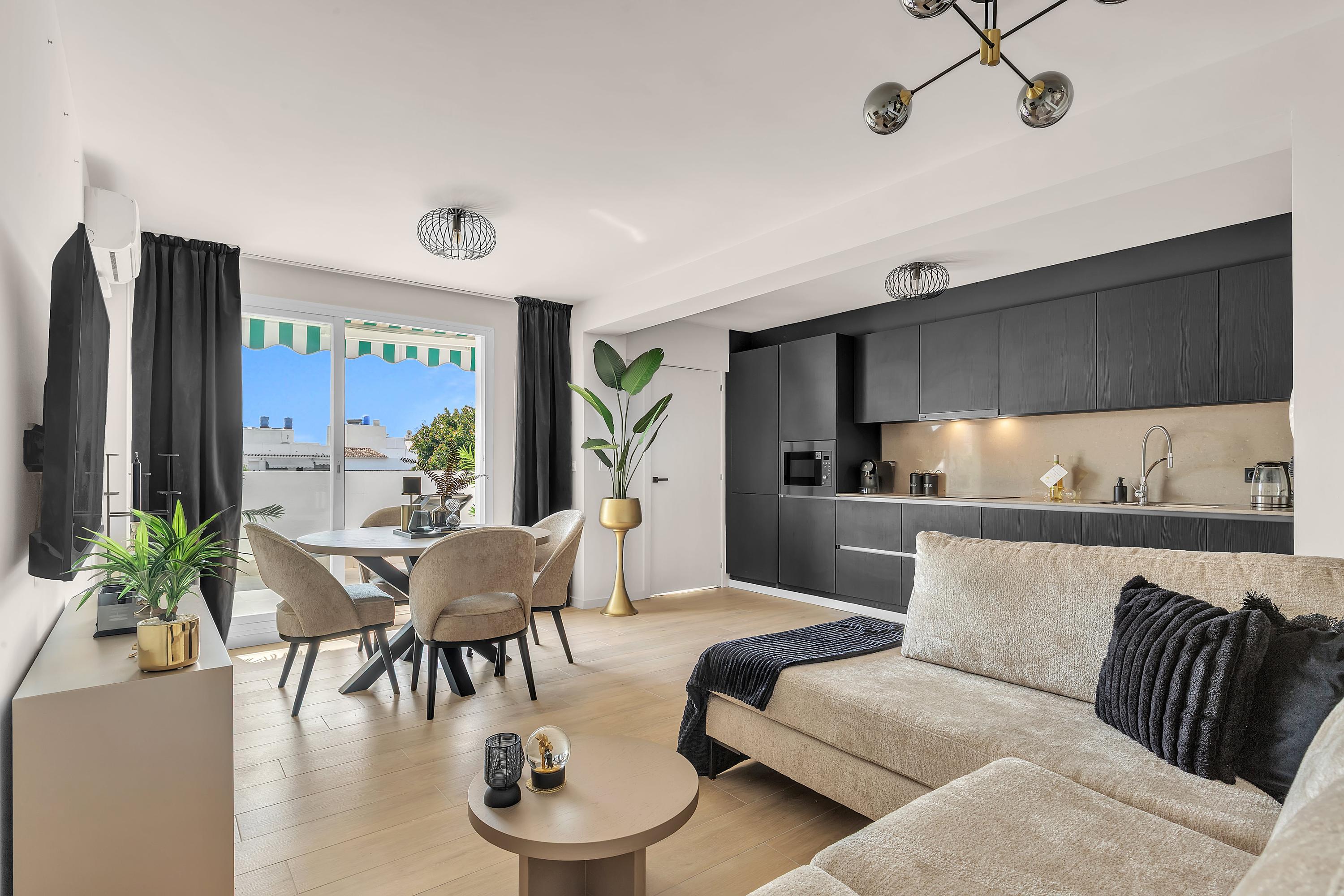 Keuken met L'OR XXL koffiemachine en combimagnetron in luxe appartement Casa Xanti II