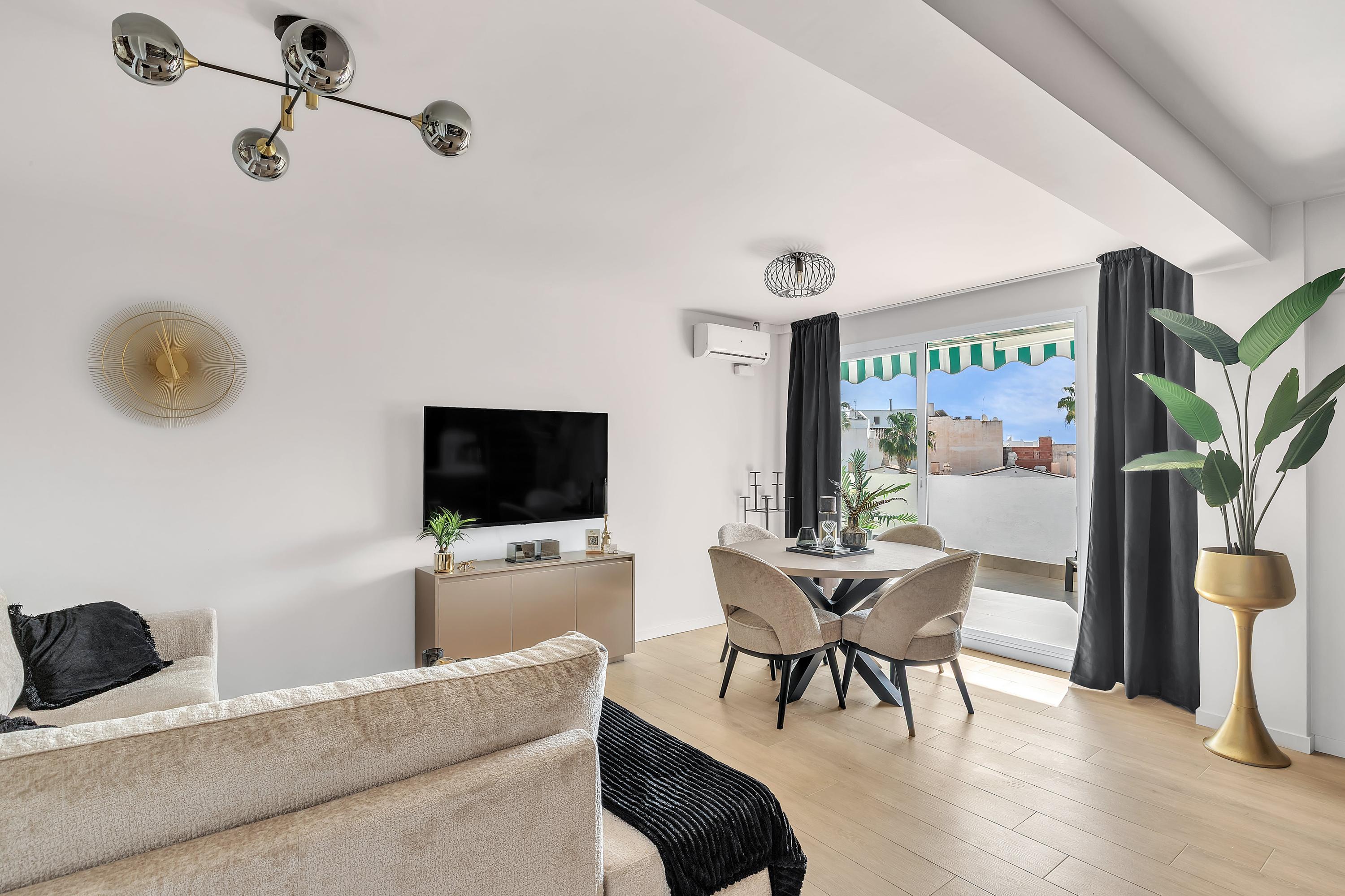 Gezellige leefruimte met directe toegang tot het terras in luxe appartement Casa Xanti II