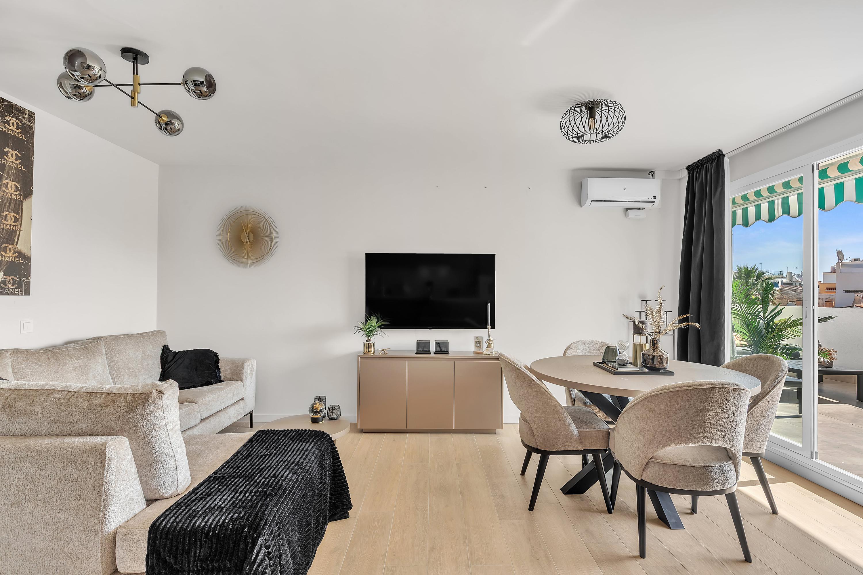 Ruime woonkamer met 55-inch tv en comfortabele zithoek in Casa Xanti II, Carihuela