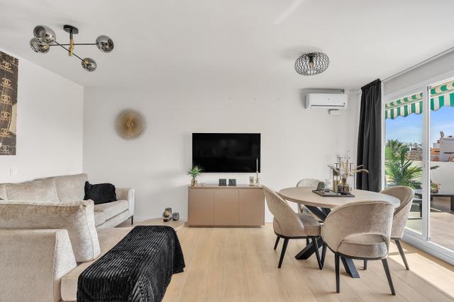 Ruime woonkamer met 55-inch tv en comfortabele zithoek in Casa Xanti II, Carihuela
