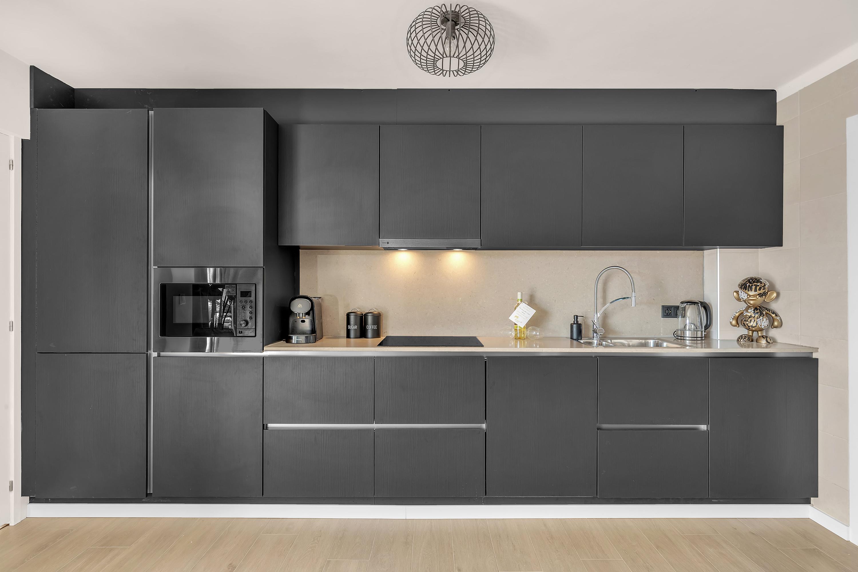 Volledig uitgeruste moderne keuken met inductiekookplaat en vaatwasser in Casa Xanti II