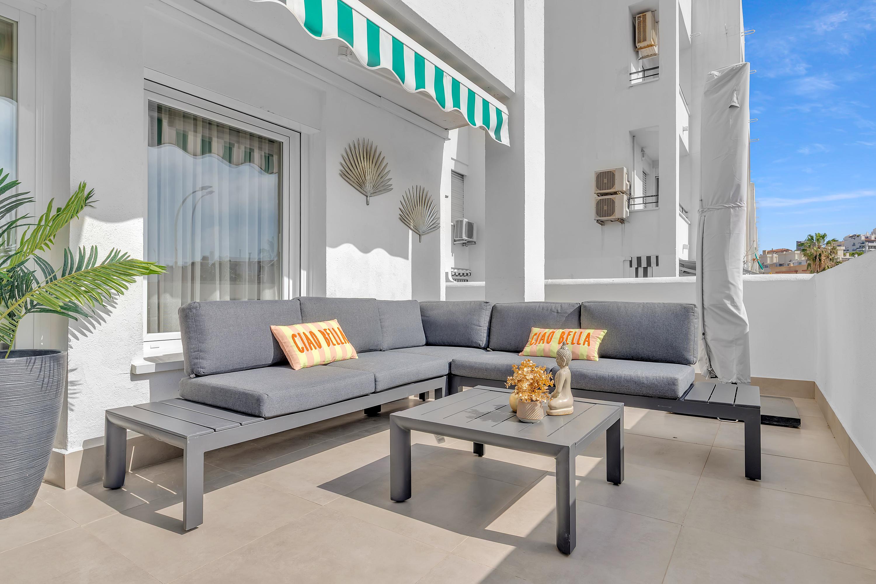 Ruim terras van 27m² met uitzicht op zee en straat in Casa Xanti II, Carihuela