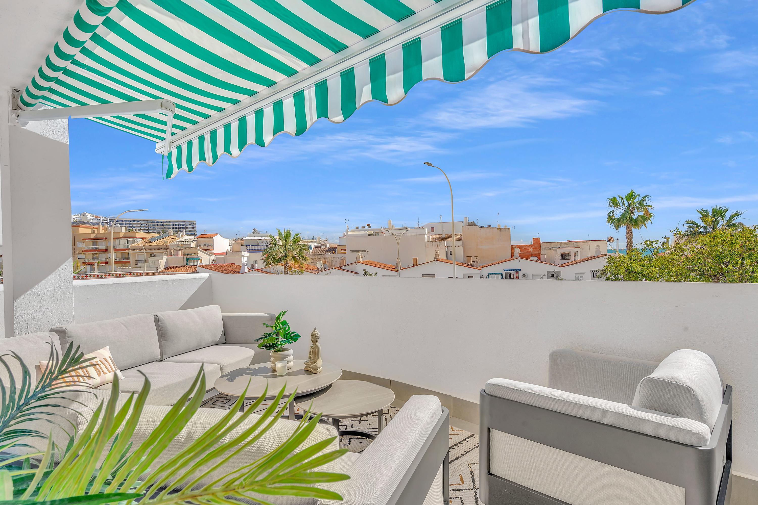 Ruim terras van 27m² met uitzicht op zee en straat in Casa Xanti II, Carihuela