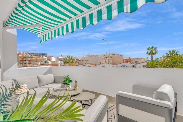 Ruim terras van 27m² met uitzicht op zee en straat in Casa Xanti II, Carihuela