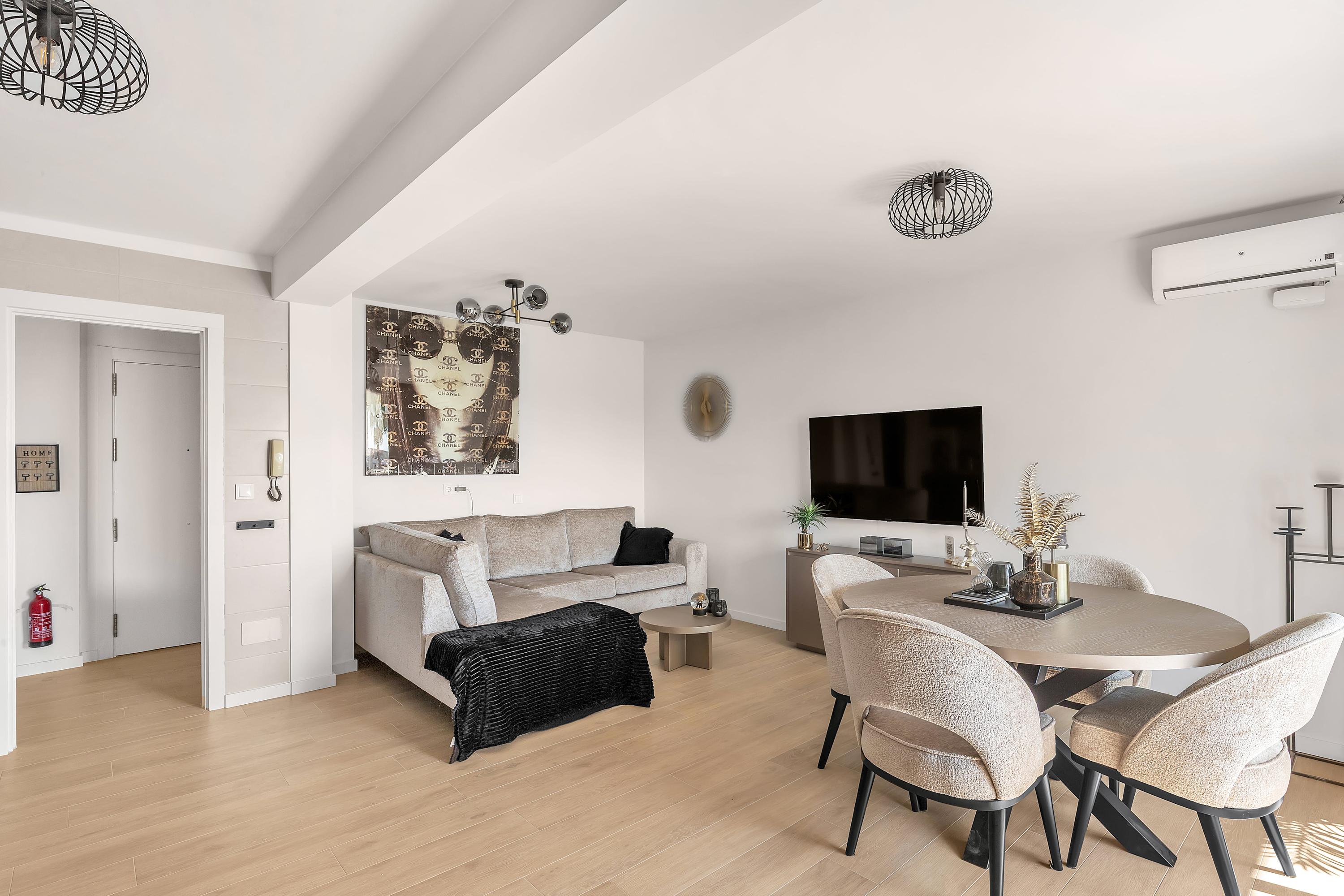 Geniet van mooi uitzicht en ontspannen avonden in de ruime woonkamer van Casa Xanti 2