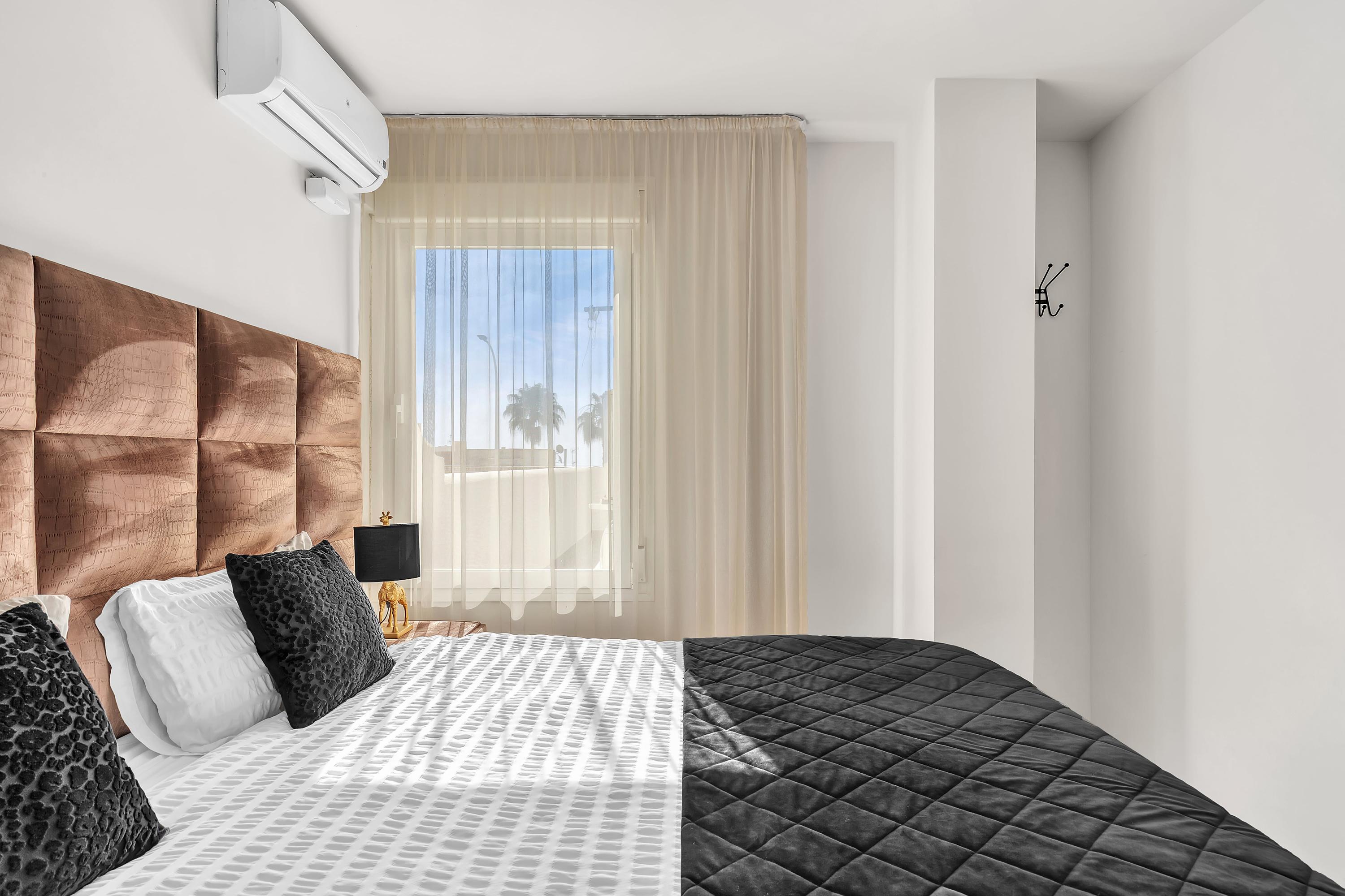 Luxe 2-Slaapkamer Appartement met ruim terras in hartje Carihuela