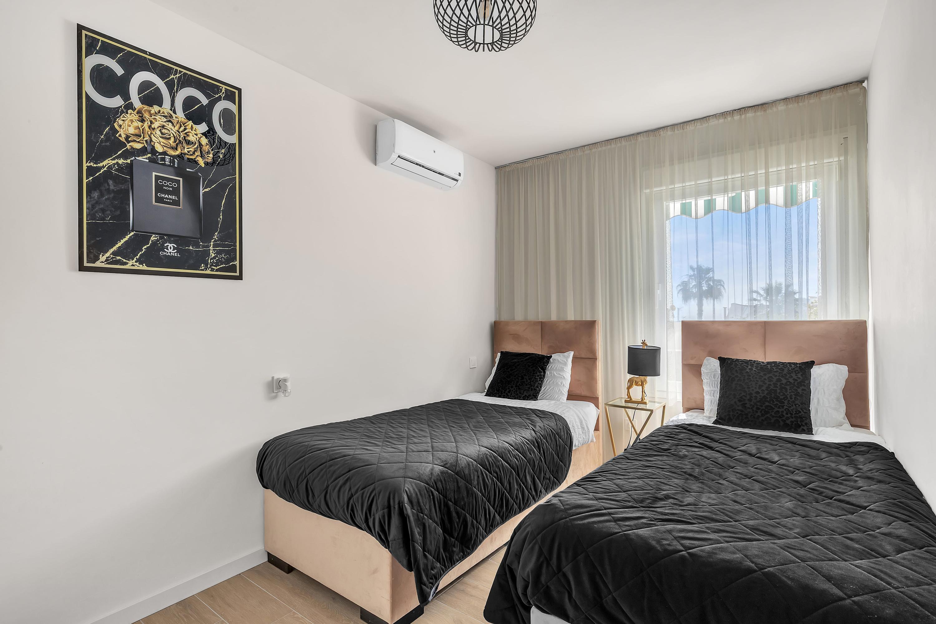 Slaapkamers voorzien van linnengoed en strandlakens in luxe appartement Casa Xanti II