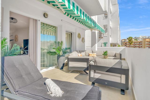 Terras met luxe lounge/dining set en zonnescherm in appartement Casa Xanti II