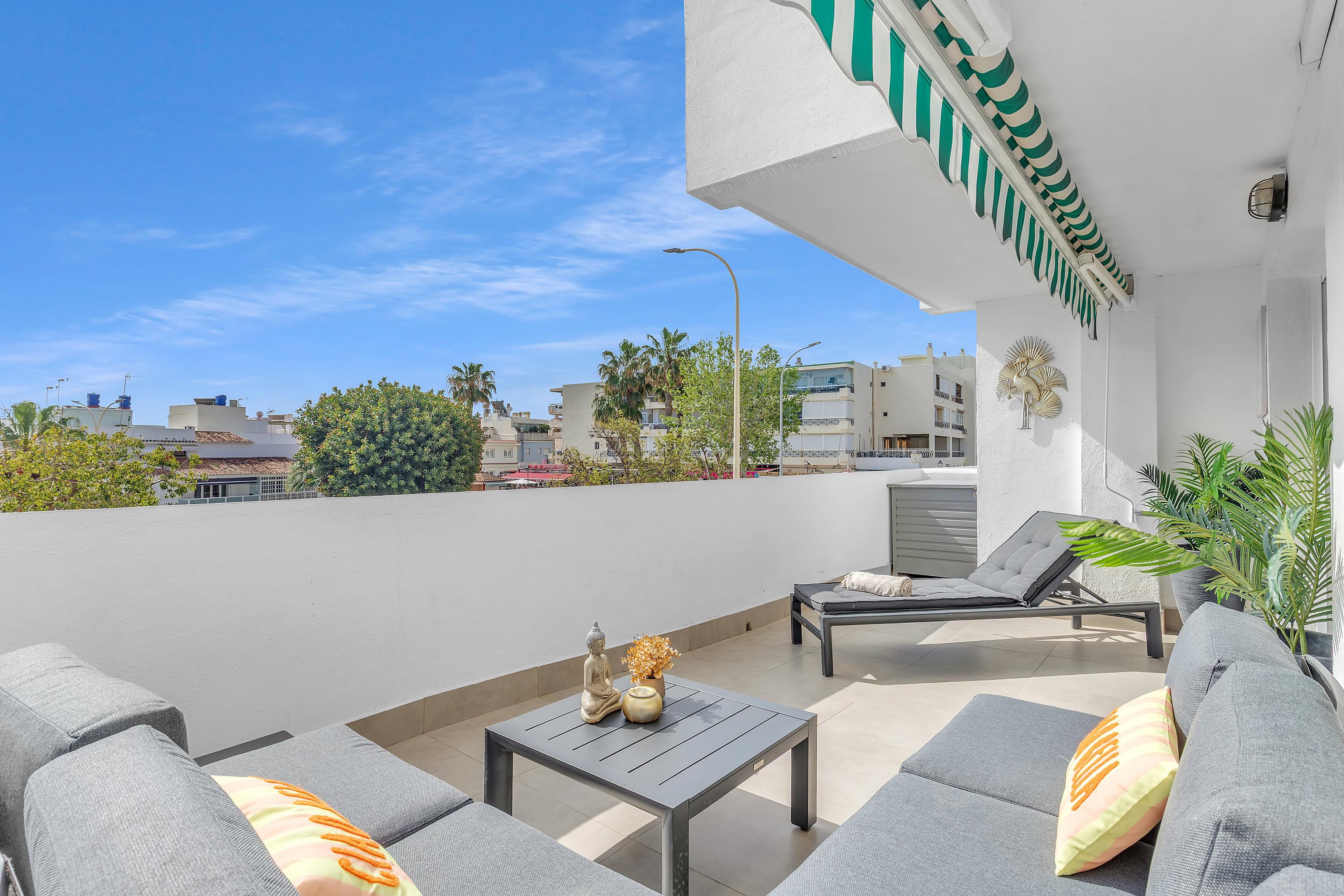 Terras met luxe lounge/dining set en zonnescherm in appartement Casa Xanti II