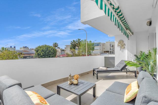 Terras met luxe lounge/dining set en zonnescherm in appartement Casa Xanti II