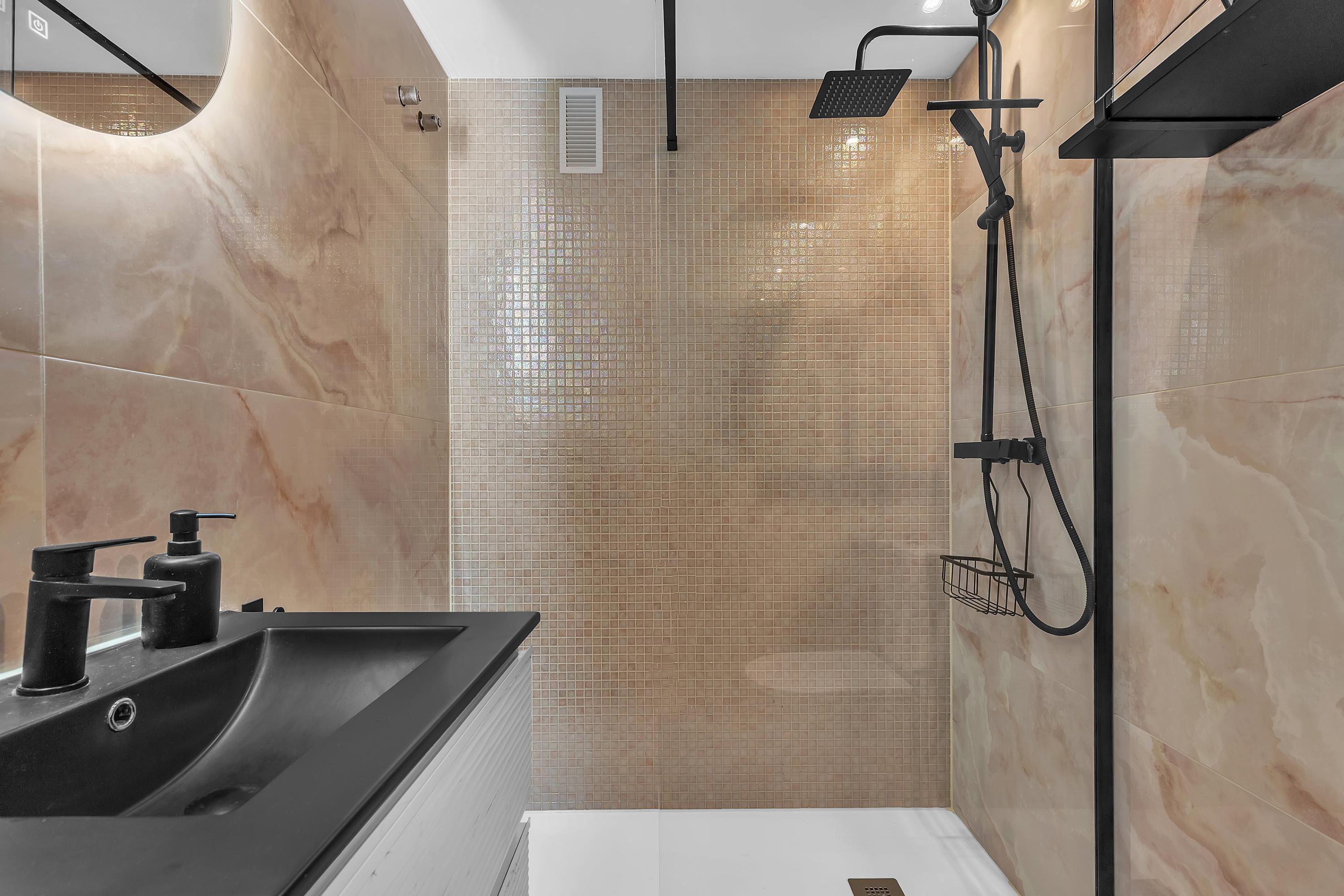 Ontspan in de moderne badkamer van Casa Xanti 2
