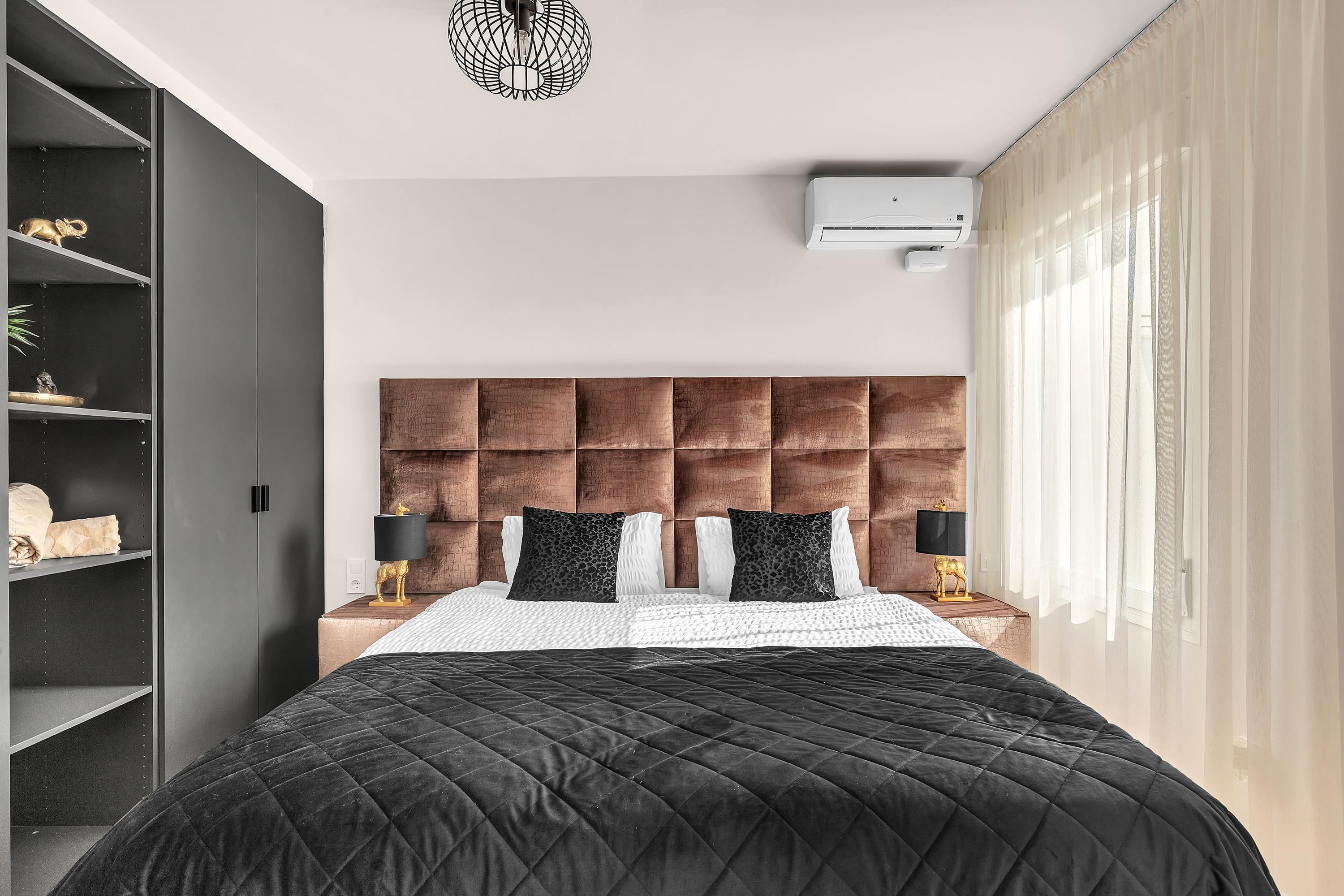 Slaap in stijl: master slaapkamer met ruim tweepersoonsbed en serene ambiance