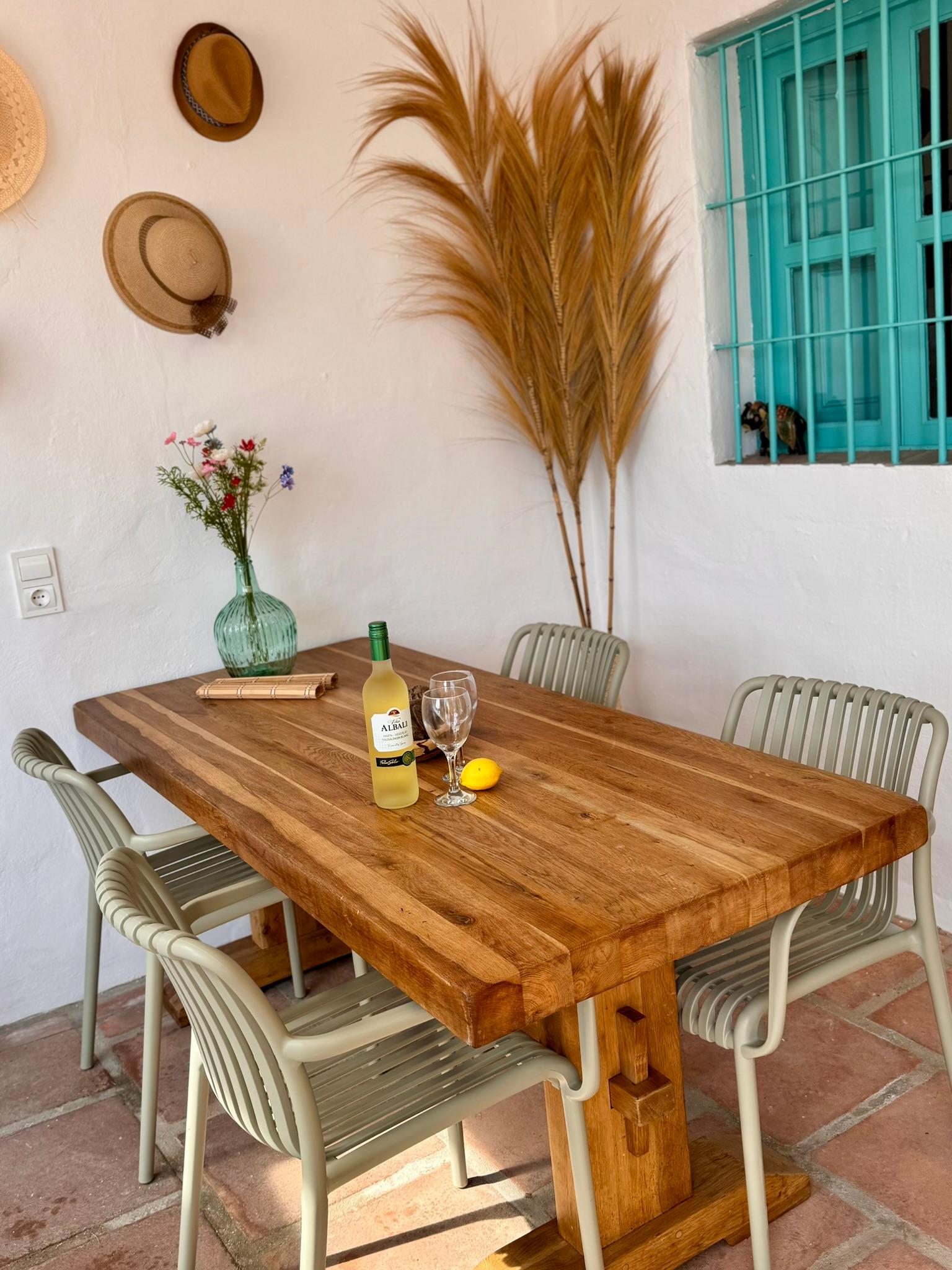 prive terras met eetttafel