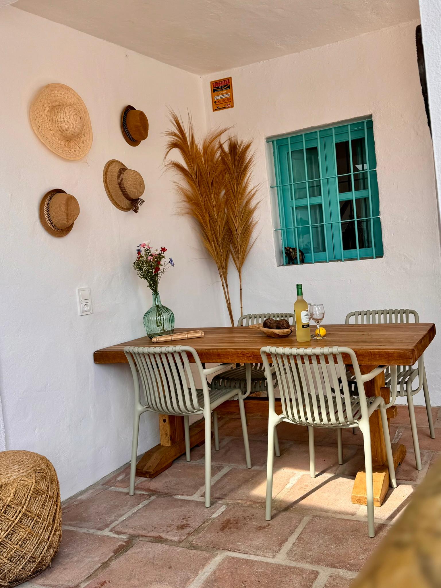 prive terras met eettafel