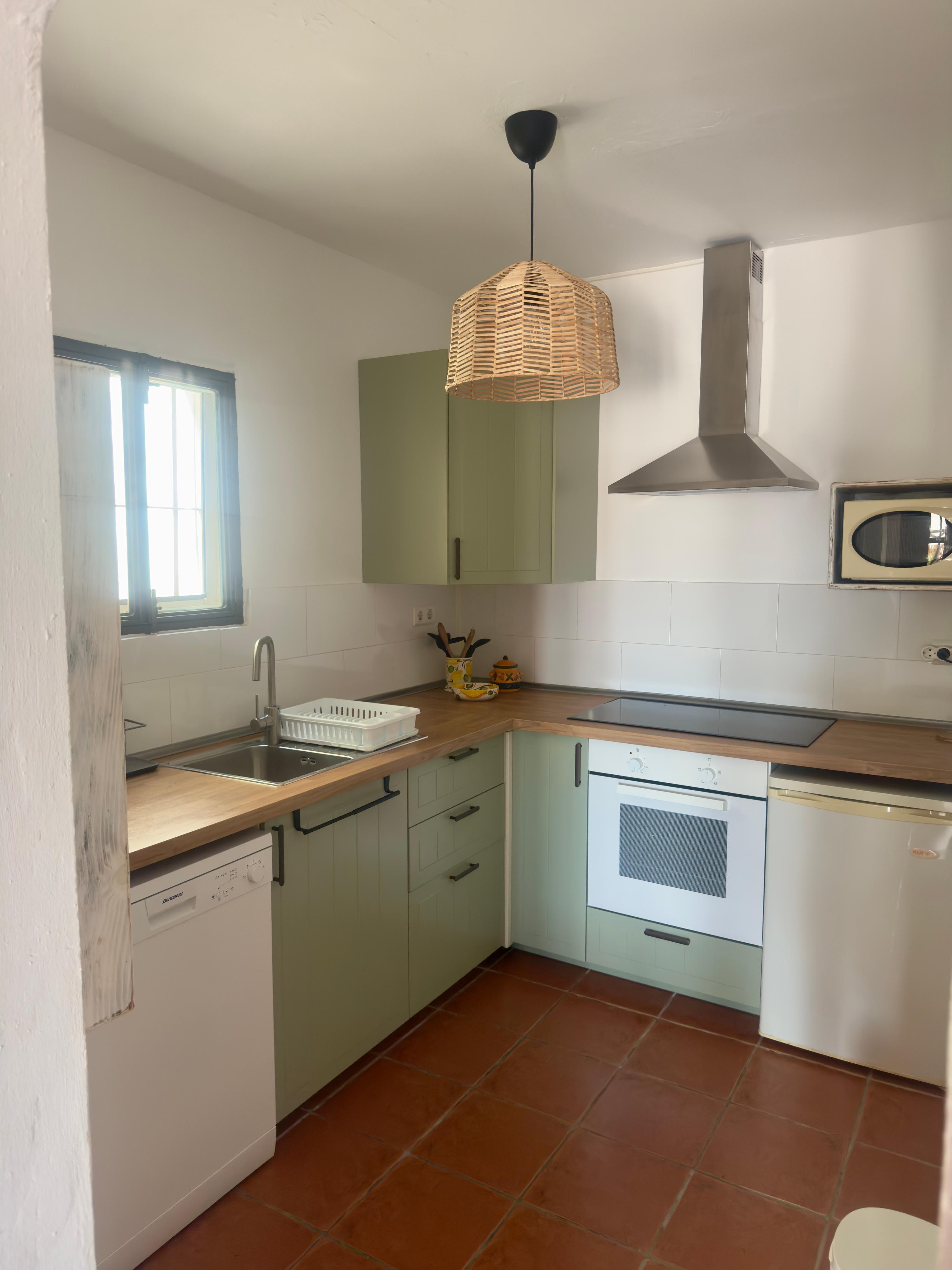 Volledig ingerichte keuken met vaatwasser en oven