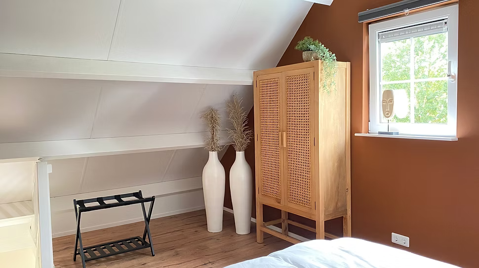 De slaapkamer met kast