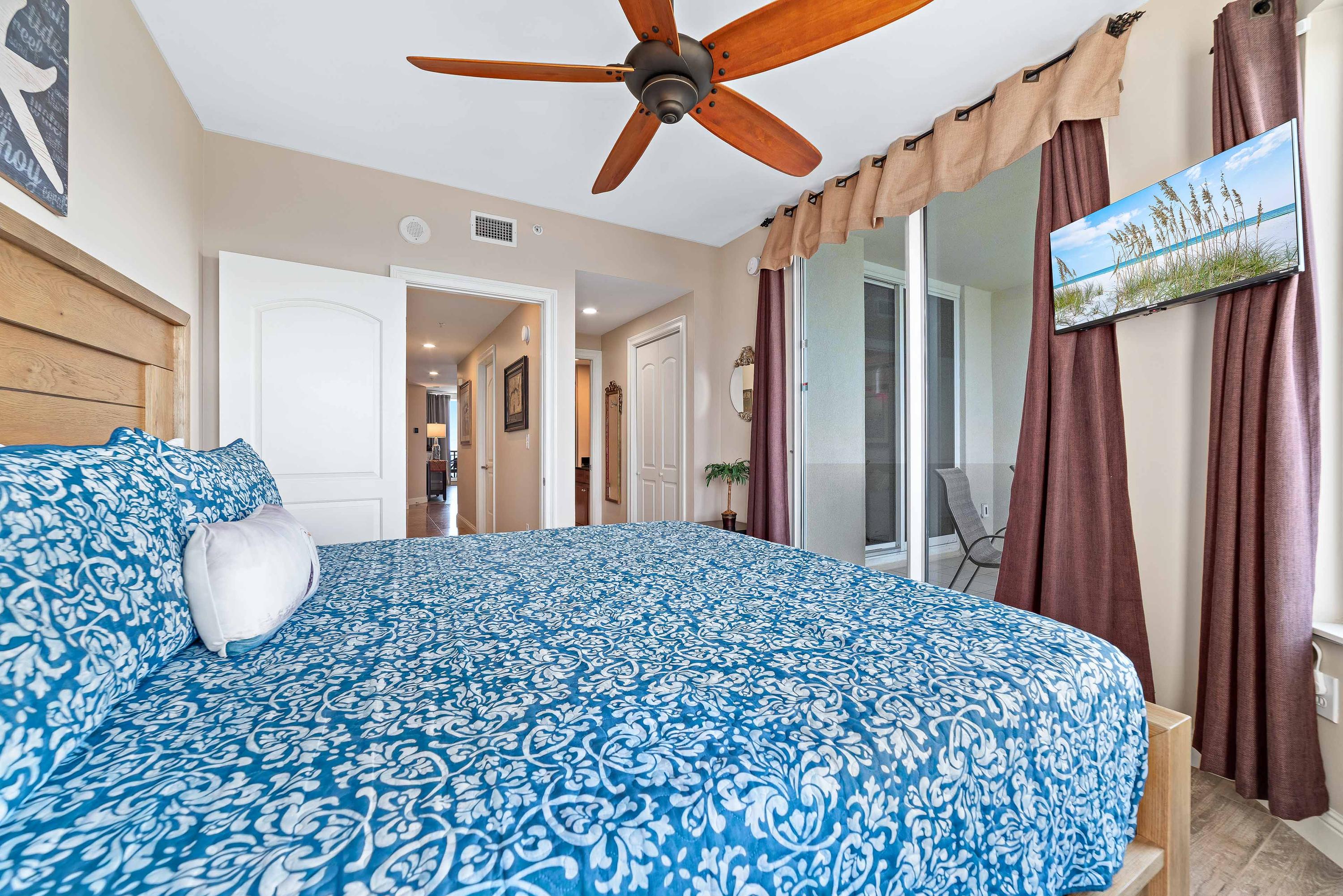 Large Guest room with King Bed, Wall mounted 32'' TV and connected bathroom