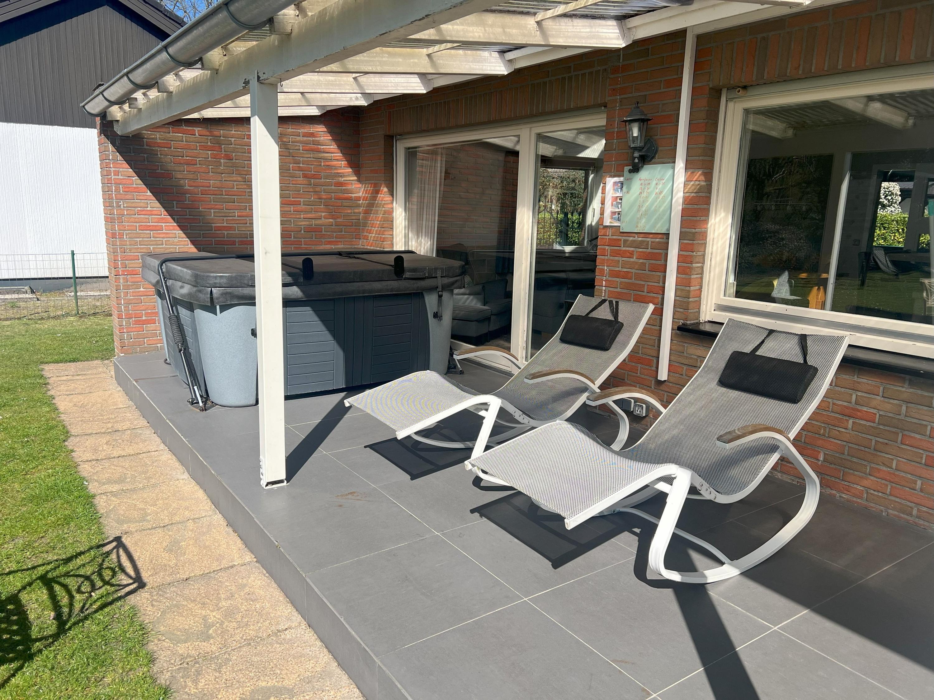 Overdekte terras met jacuzzi