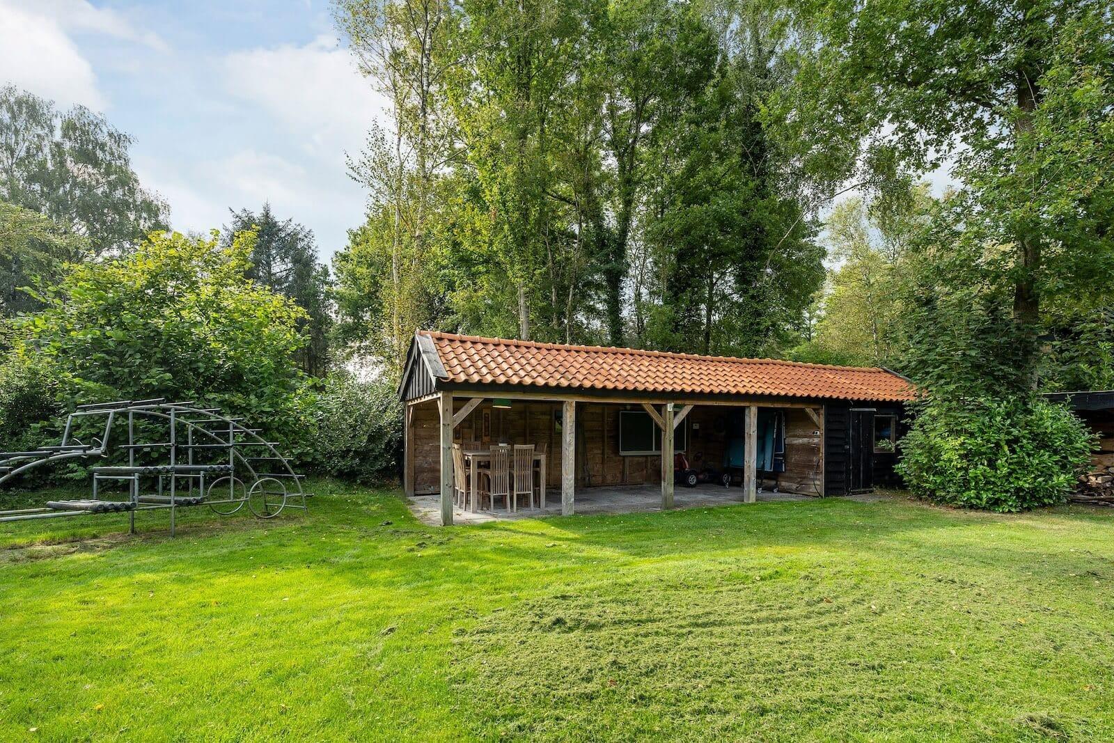 De omheinde tuin