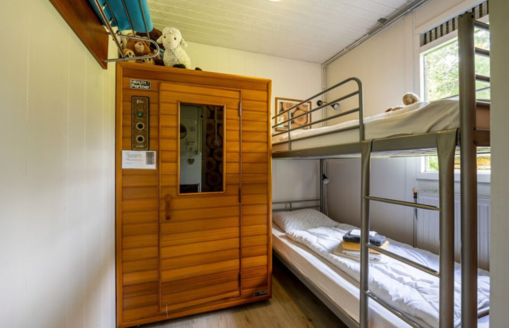Slaapkamer met stapelbed en infraroodsauna