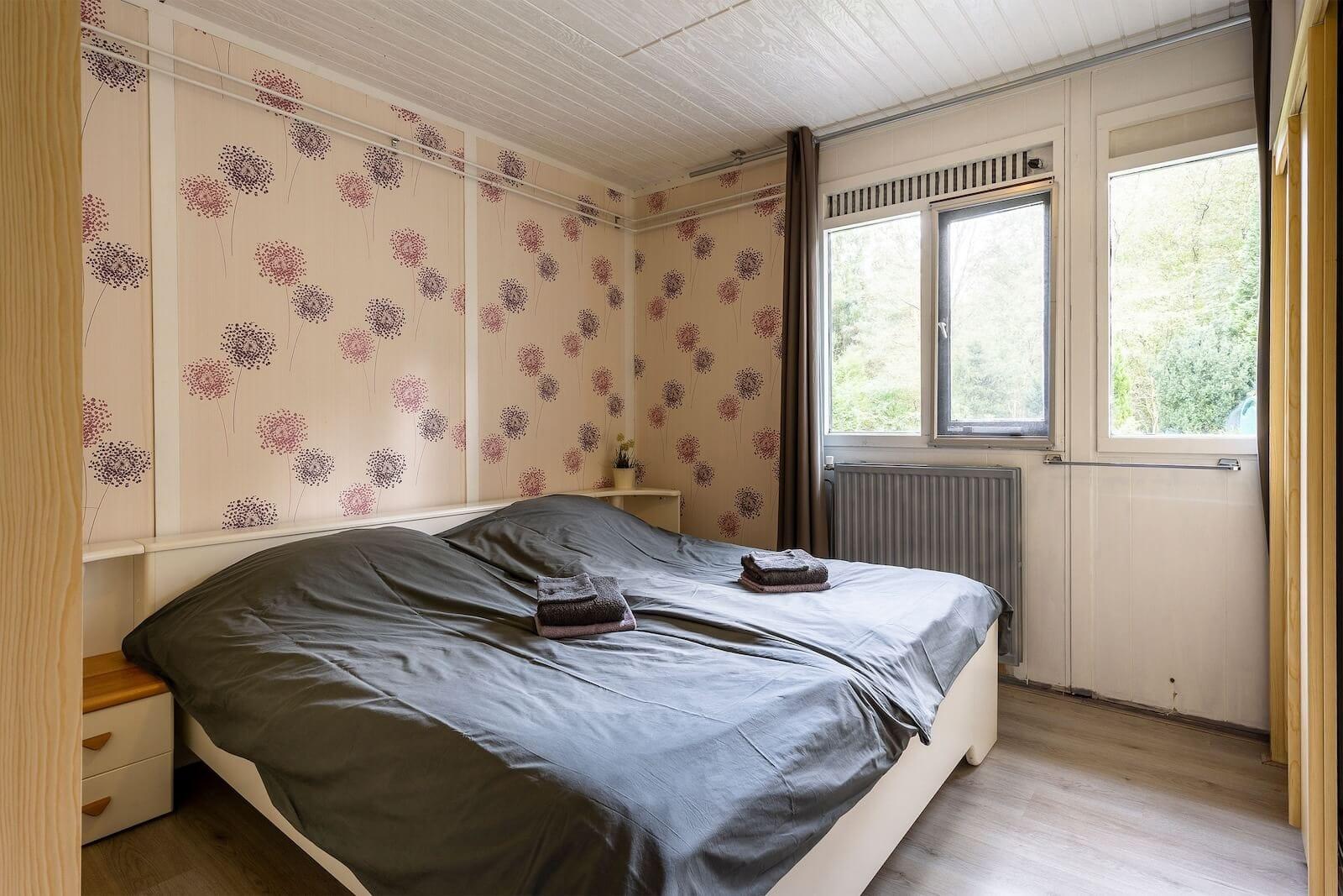 De slaapkamer met tweepersoonsbed