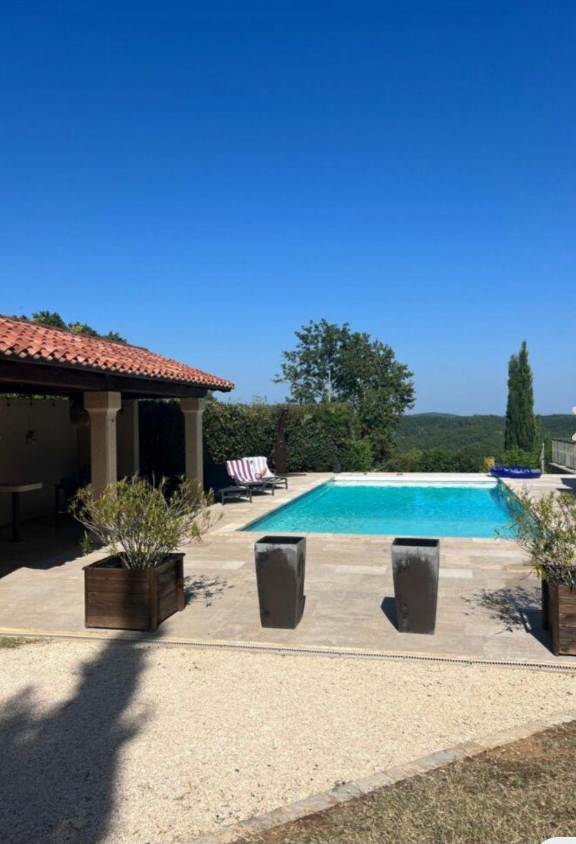 Het verwarmde privézwembad in de omheinde tuin