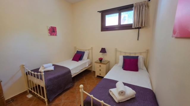 bedroom with 2 twin beds