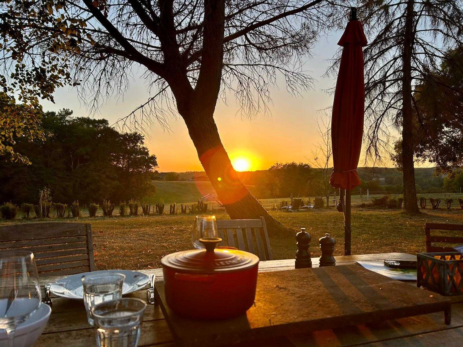 Zonsondergang vanuit de tuin