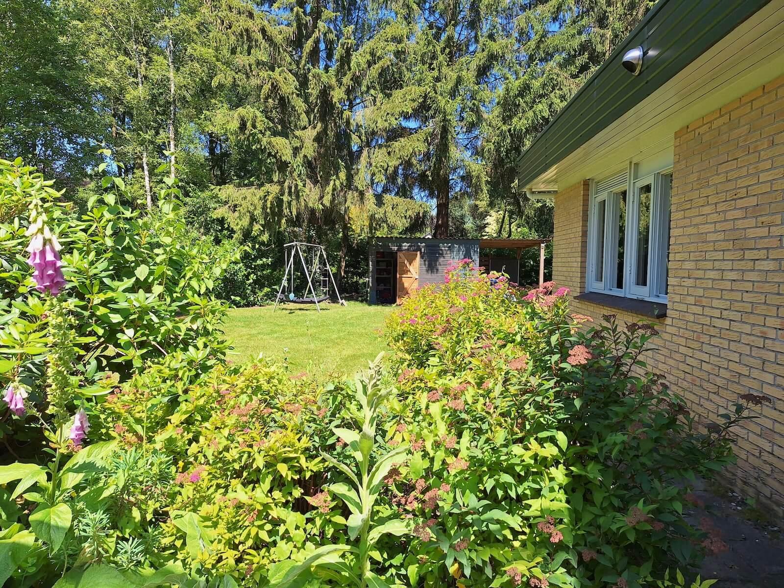 De mooie beboste omheinde tuin