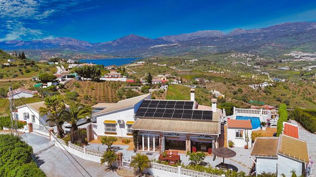 Casa Hollandia met het stuwmeer van Viñuela
