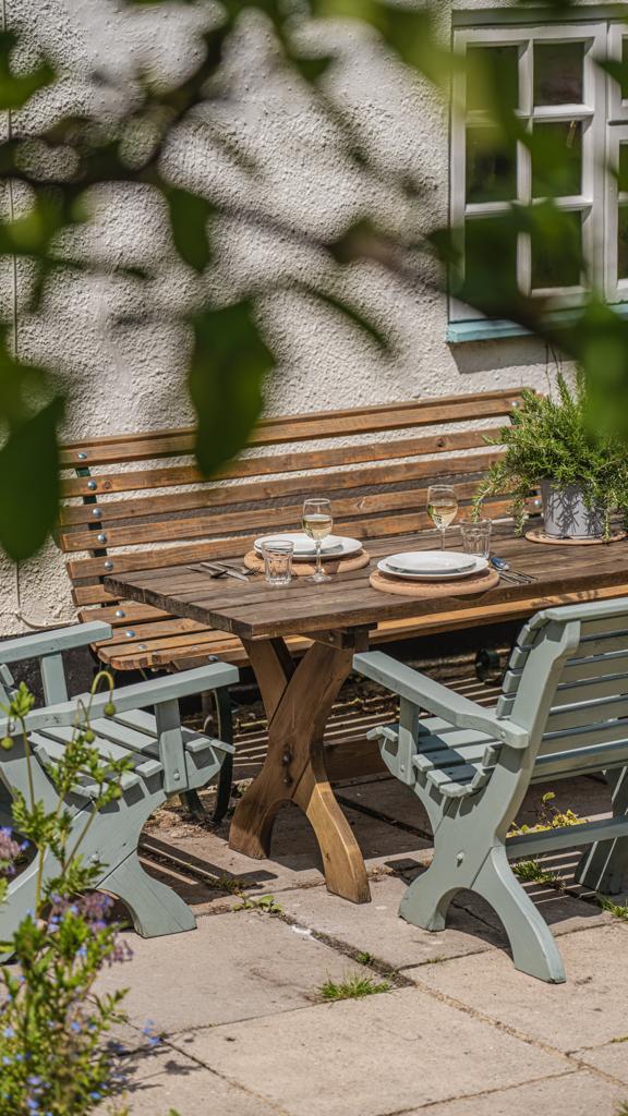 Al fresco eating at this family or friend getaway holiday property. Large garden with outside table and dining for enjoying eating outside in the garden 