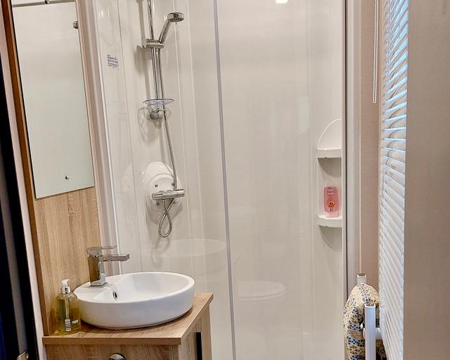 Main bathroom with shower