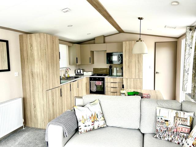 Lounge & kitchen