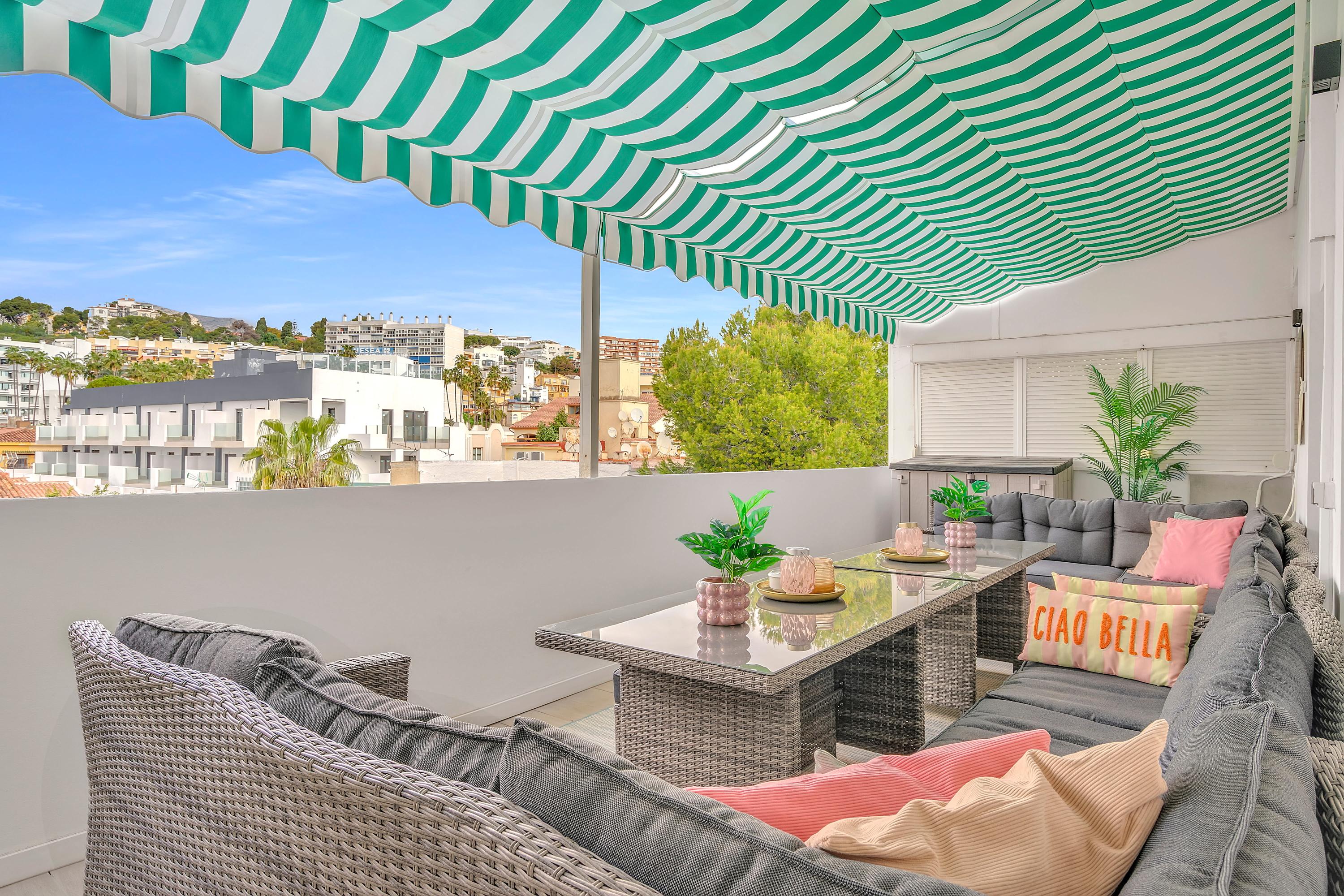 Loungehoek op het balkon van Casa Lyvanto 2.0