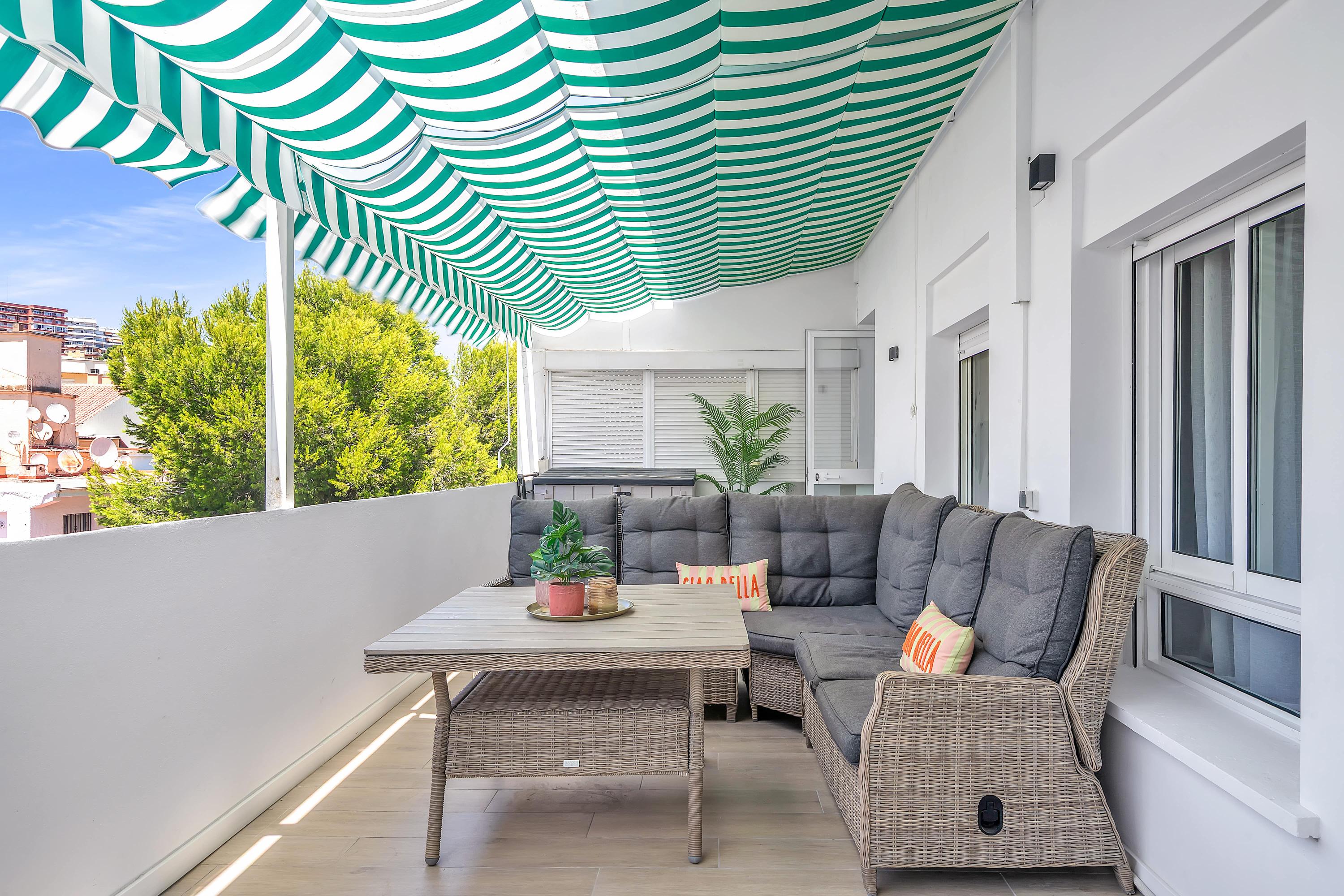 Loungehoek op het balkon van Casa Lyvanto 2.0