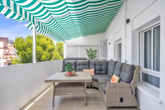 Loungehoek op het balkon van Casa Lyvanto 2.0