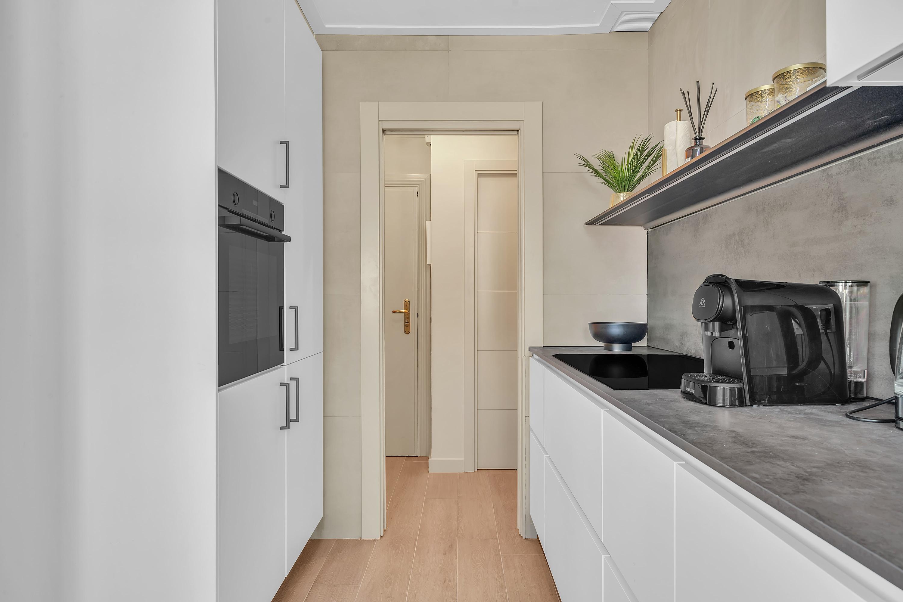 Volledig ingerichte keuken met moderne apparatuur