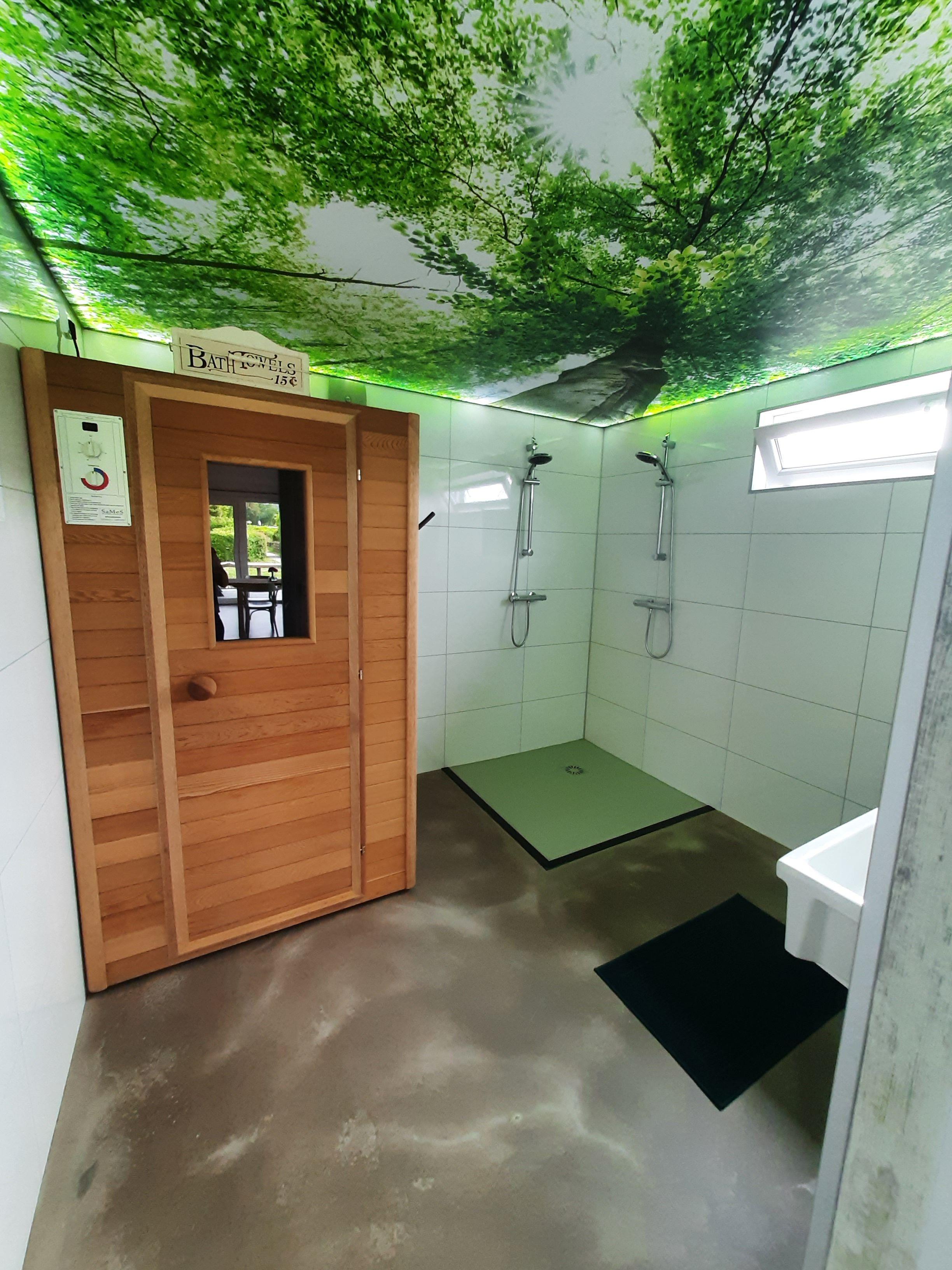 Badkamer met inloopdoche en infraroodsauna