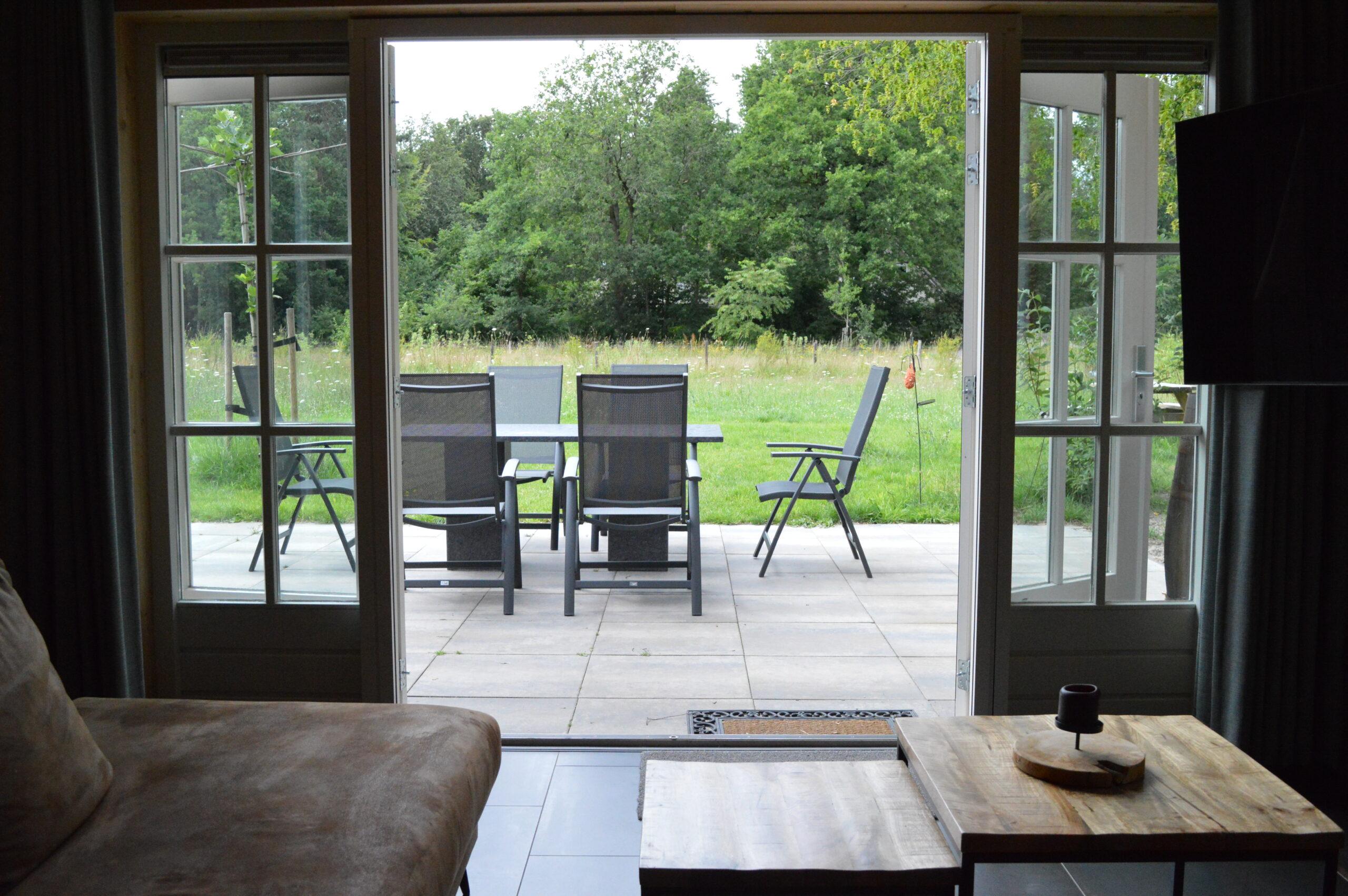 Living met zicht op de omheinde tuin