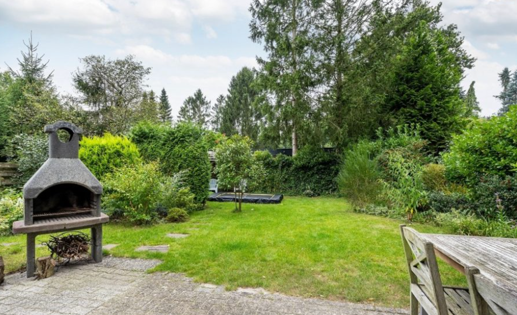 De grote omheinde tuin