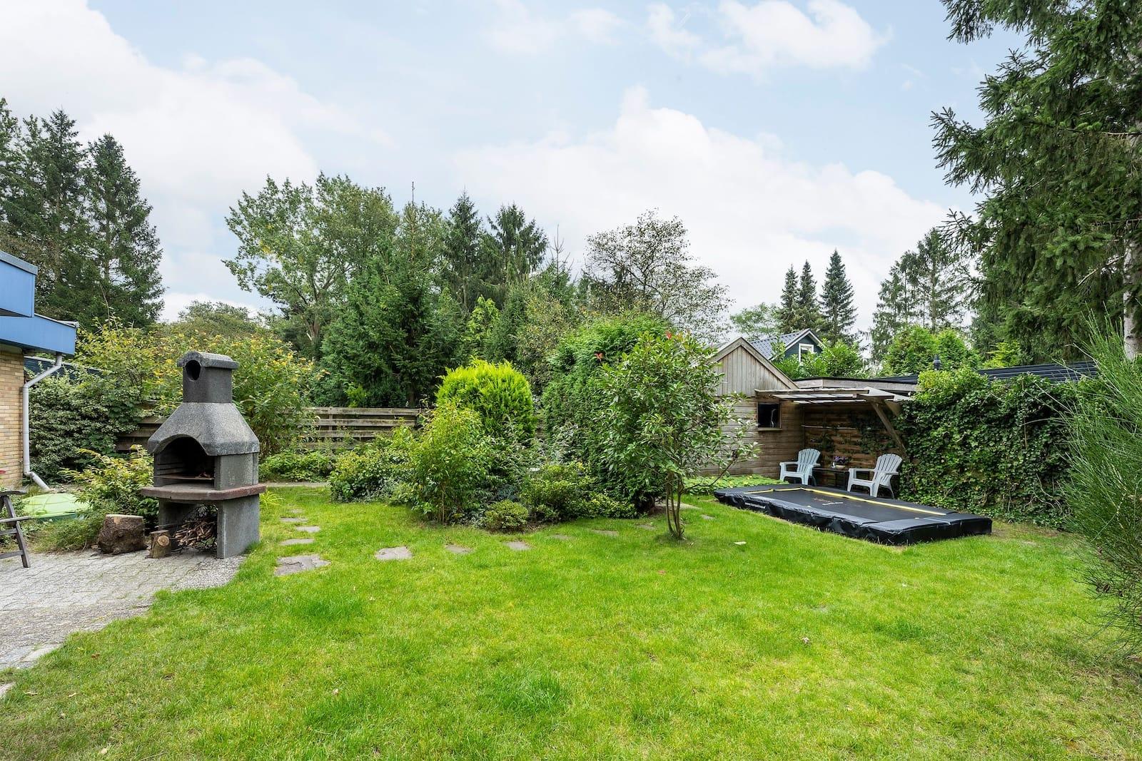 De omheinde tuin